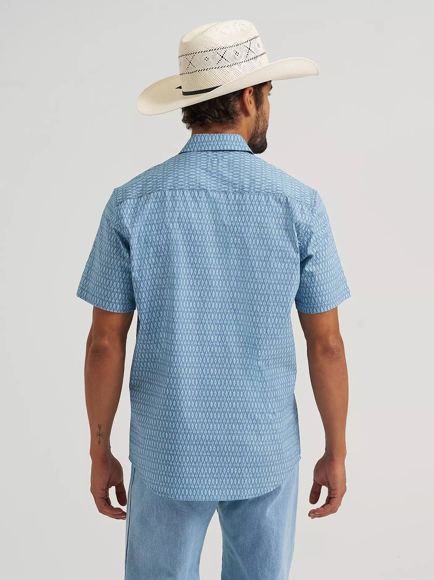 Wrangler Men's Ombre Blue ATG Hike To Fish Button Down Shirt 2375142